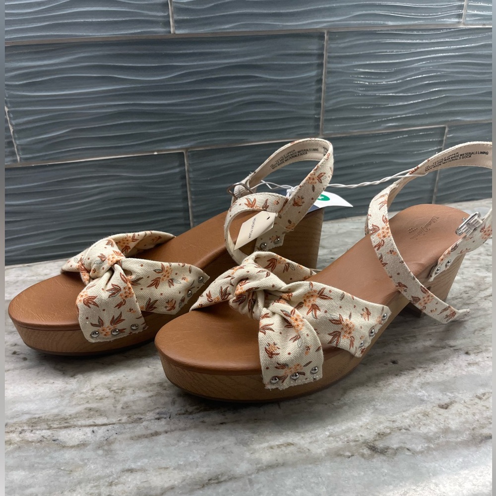 *NEVER WORN* Universal Threads Wedges